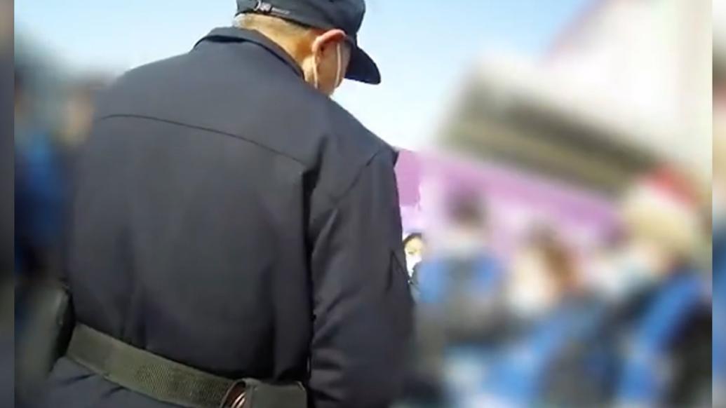 寒風中2小時耐心解糾紛,民警獲贈兔年第一面錦旗