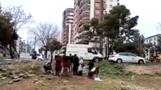 探访土耳其震中：全城停电，避难者烤火御寒
