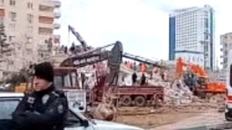土耳其7.8级地震，亲历者探访震中：七层民宅被夷为平地