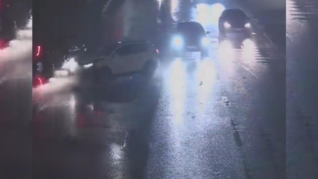車輛側翻民警徒手掰車門救3人