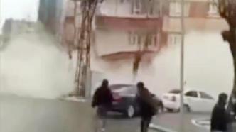 视频丨土耳其强震惊险瞬间：房屋、建筑倒塌，人们纷纷逃跑