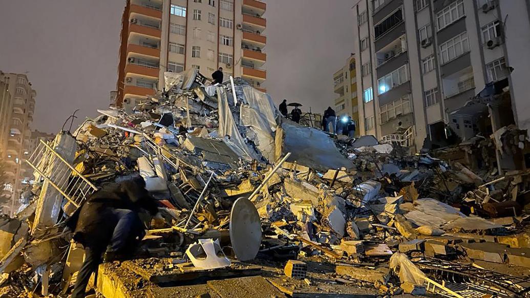 土耳其地震前后对比：千年古堡倒塌，满地瓦砾废墟