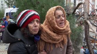 土耳其老妇人在废墟旁声泪俱下：谁能救救我的家人