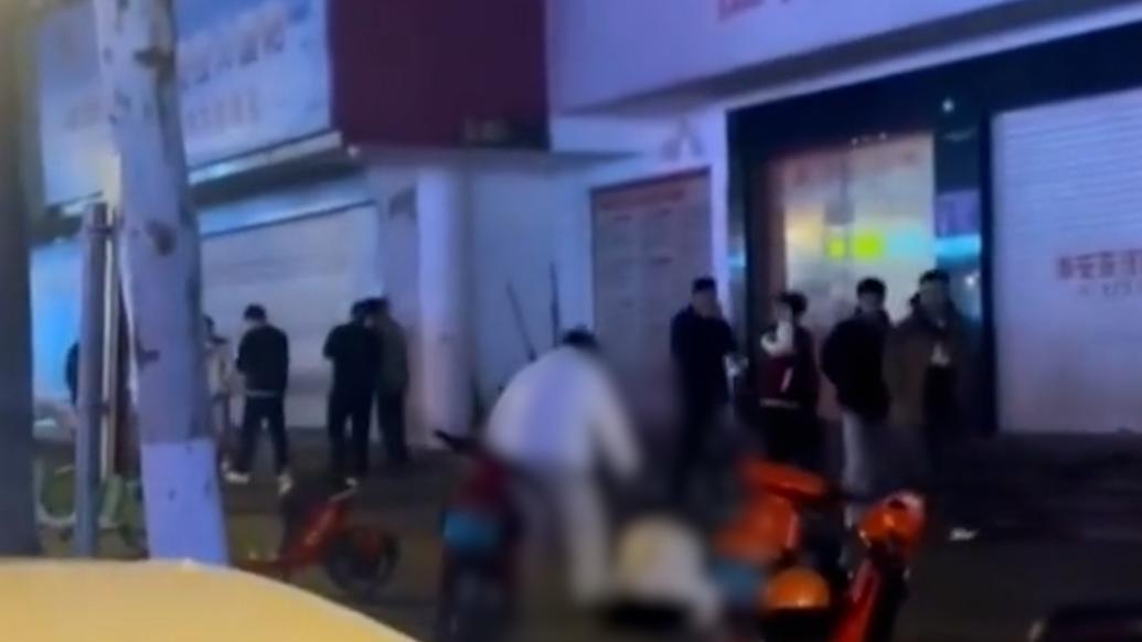 岳阳警方通报19岁男子当街殴打19岁女子：情感纠纷