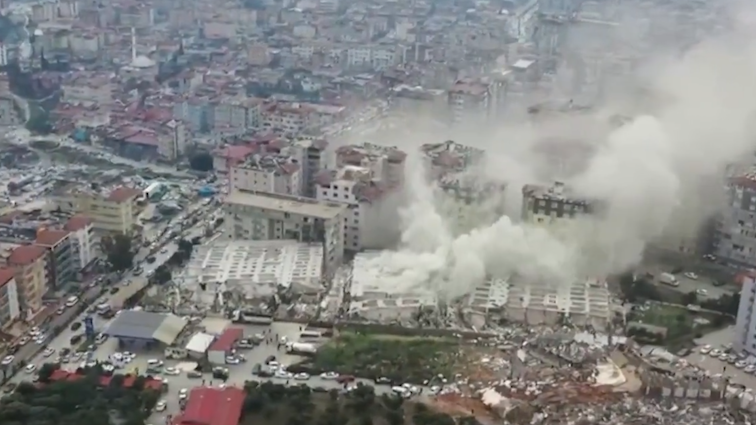 建筑成排“卧倒”、冒出浓烟，无人机航拍土耳其震后最新情况