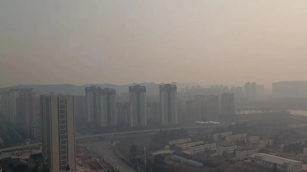 昆明呈贡空气昨现重度污染：上风向玉溪烧荒所致，已暂停计划烧除三天