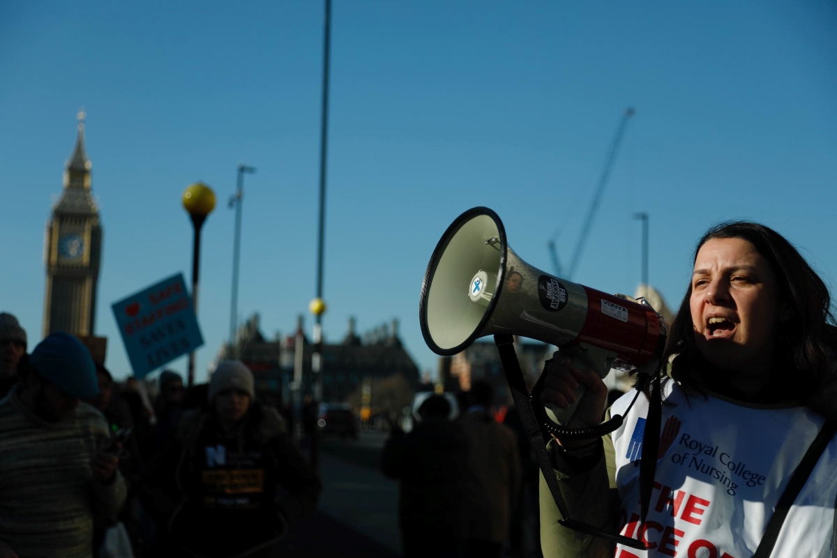 当地时间2023年2月6日，英国伦敦，威斯敏斯特桥头，一名护士举着喇叭抗议。特约摄影 安光系 图