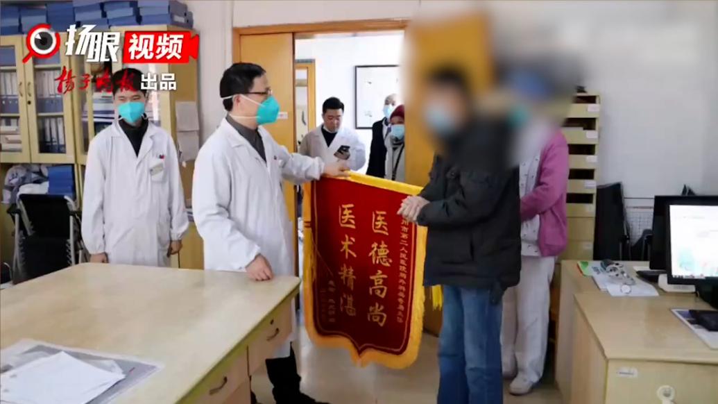 男子吃饭时突发心脏骤停，医生紧急实施心肺复苏