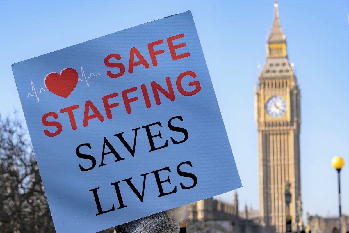 当地时间2023年2月6日，护士们正在抗议。手中的牌子上写着：拯救员工，拯救生命。