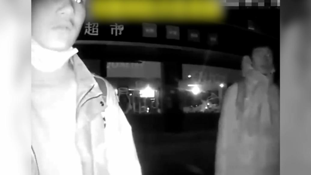 三少年晚自習后街頭守護迷路老人