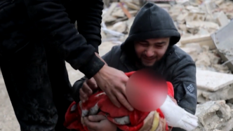 叙利亚震后痛心一幕，父亲怀抱婴儿遗体大哭：“我的心被撕碎了”