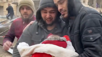 叙利亚地震幸存男子怀抱婴儿遗体痛哭：“孩子，醒醒吧”