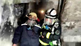 金华一居民楼楼梯间电动车起火， 消防员救出被困8人