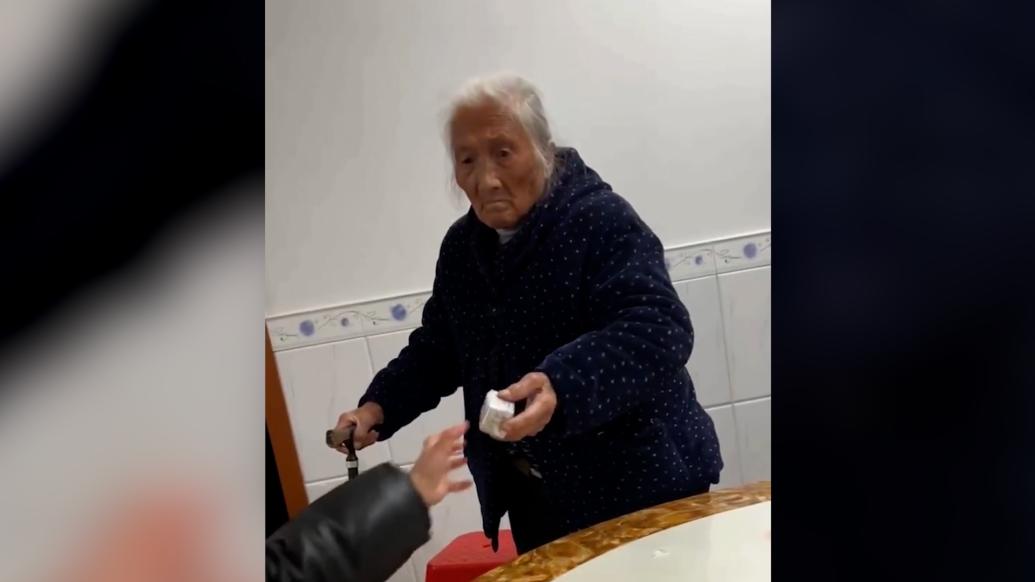 曾孫寫作業(yè),102歲老人來回3次送吃的