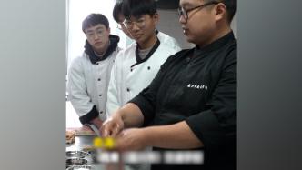 “九转大肠梗”火爆出圈！“小胖”俞涛如今成为了烹饪老师