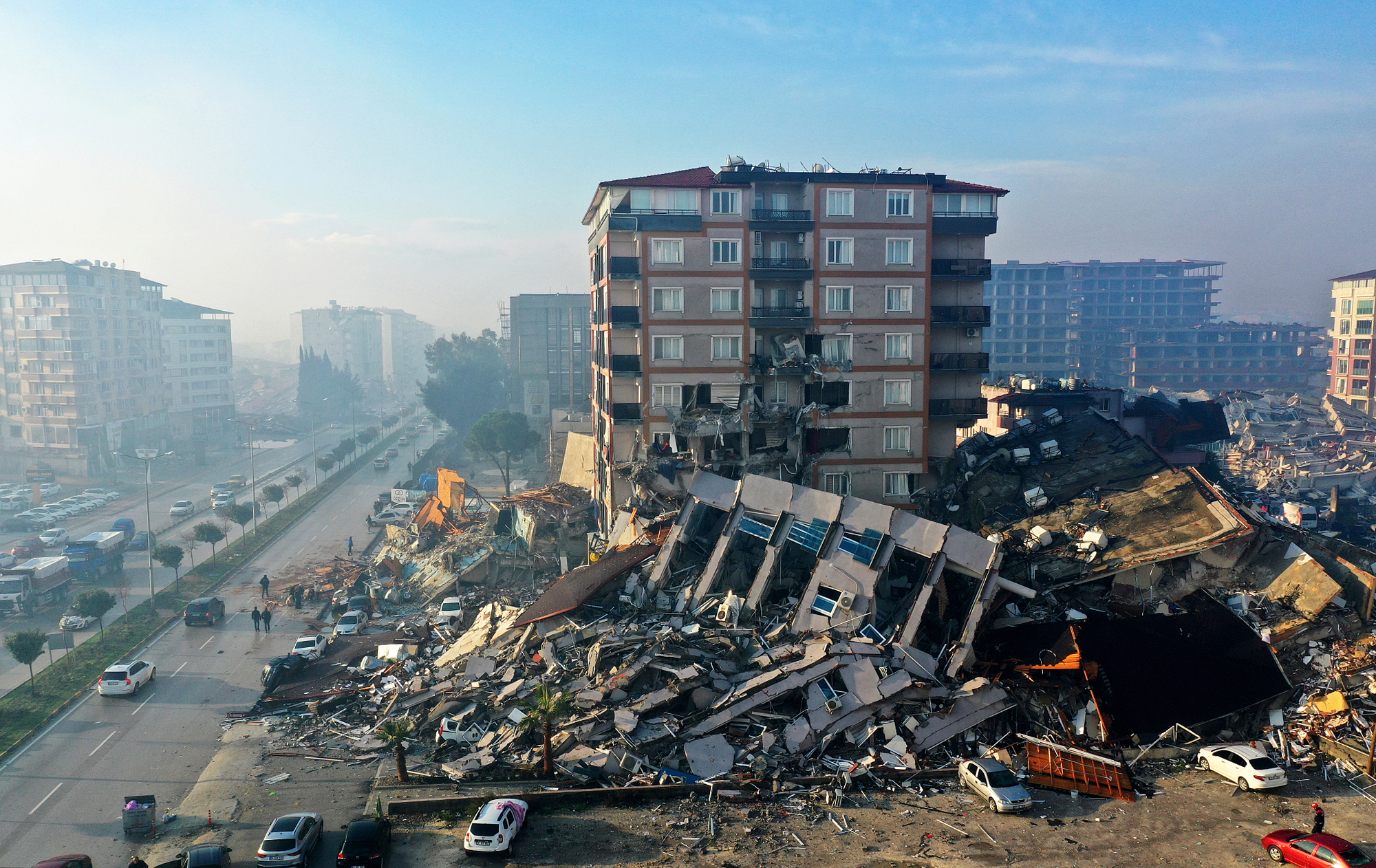 航拍土耳其震区,城市建筑坍塌变为废墟