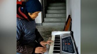 77岁奶奶自学弹琴，一曲《东方红》生涩却动人