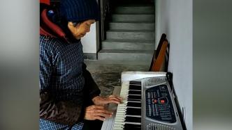 77岁奶奶自学弹琴演奏《东方红》