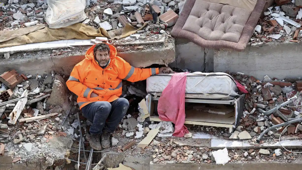 最心碎的告别：土耳其一名父亲在地震废墟中紧握遇难女儿的手