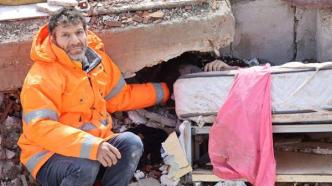 心碎！土耳其一名父亲在废墟中紧握着因地震遇难的女儿之手