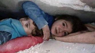 全身被压石板下，叙利亚7岁女孩用胳膊保护弟弟17小时