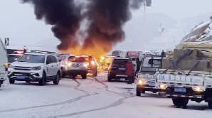 甘肃兰州因降雪致一起多车相撞事故，部分车辆起火