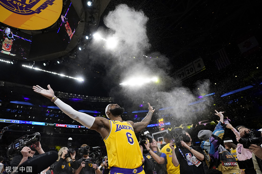 詹姆斯打破nba得分纪录,他的传奇纵贯篮球历史_澎湃财讯_澎湃新闻-the