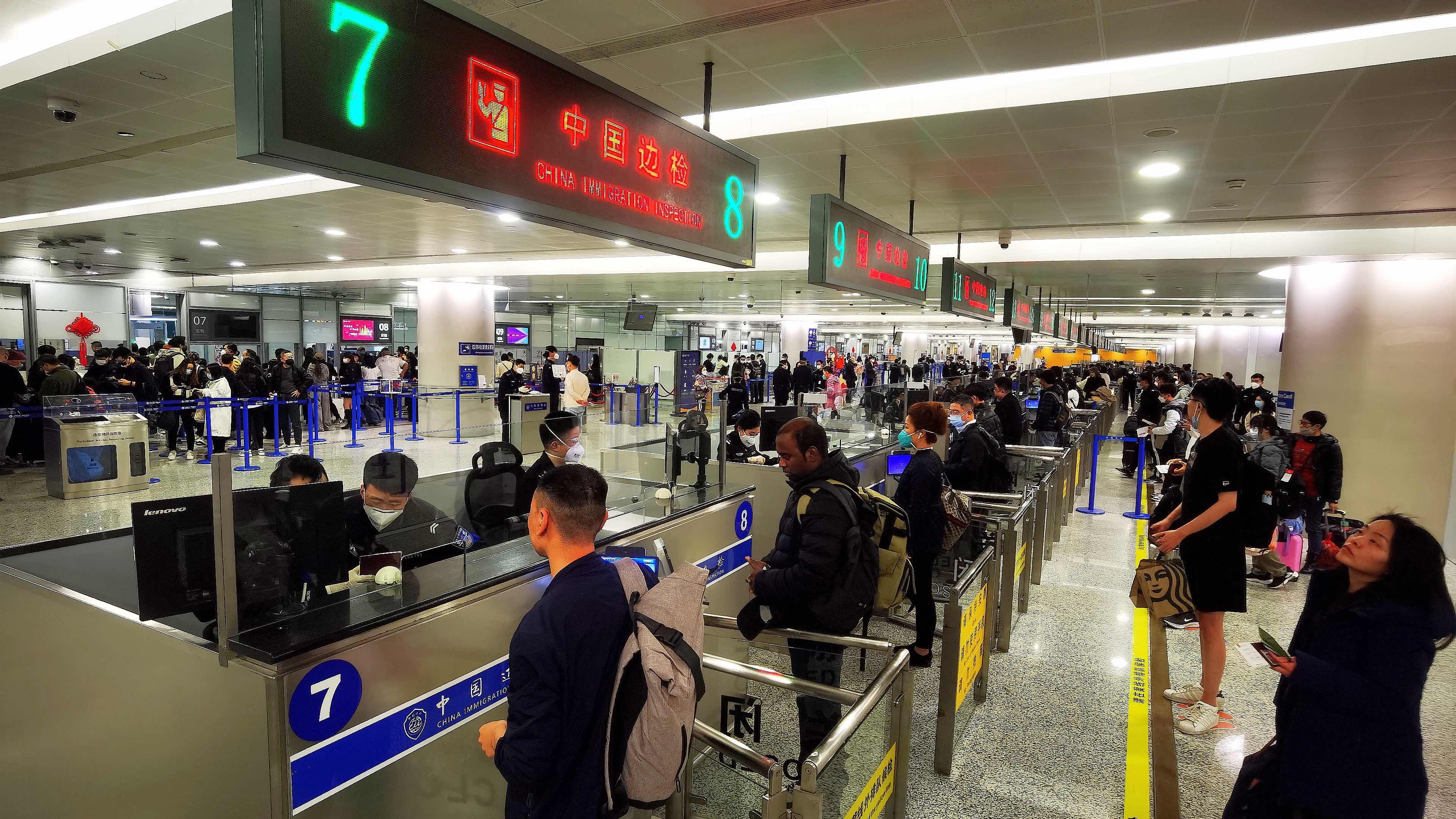 “刷脸”通关仅需3秒！浦东机场启用15条工作人员自助通道|新冠肺炎_新浪新闻