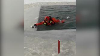 消防员跳冰窟演练冰面救援