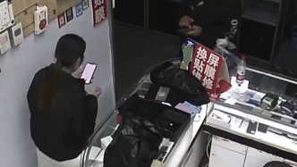 一男子连偷带骗卷走8部手机，隔天就被上海民警抓获