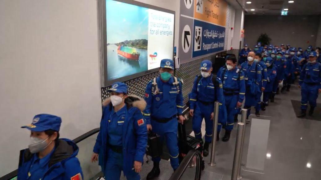 上海蓝天救援队抵达土耳其！伊斯坦布尔机场民众自发鼓掌致敬