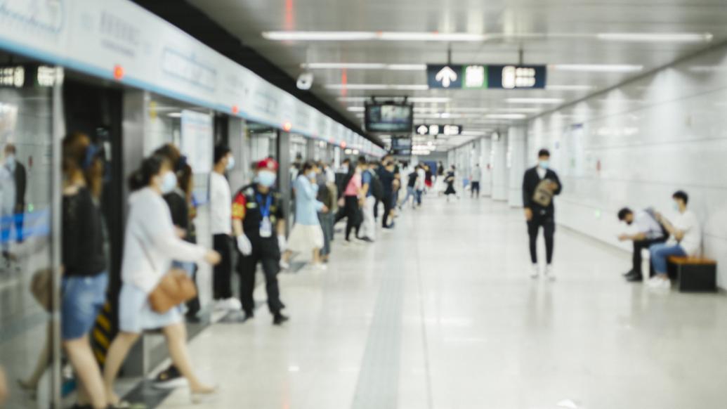每日路上4小时地铁坐10趟，上海女生极限通勤赛取经
