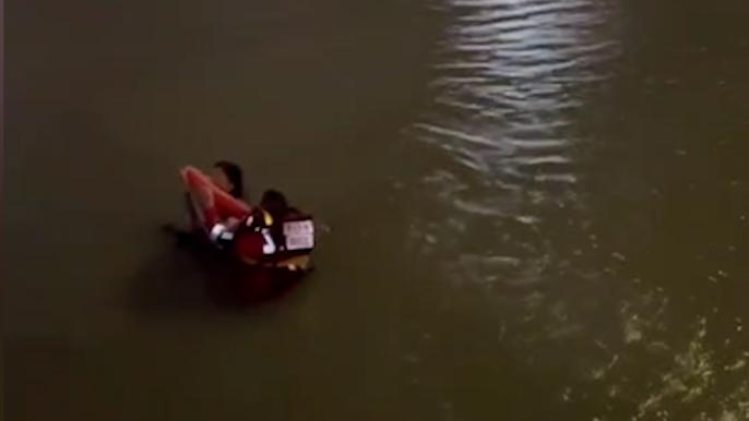 温州一女子河中央抱竹竿求救，队员来不及脱衣跳水营救