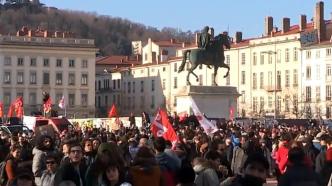 反对延长退休年龄，法国民众集会抗议