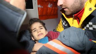 土耳其强震：73小时后，一名5岁女童及家人从废墟中获救