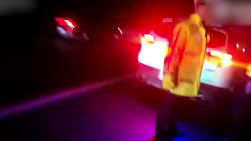 老人被遺忘服務區在高速公路上行走,兩地交警暖心救助