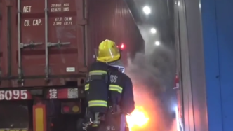 好险！上海一隧道内运碳大货车自燃，火势被及时扑灭无人伤亡