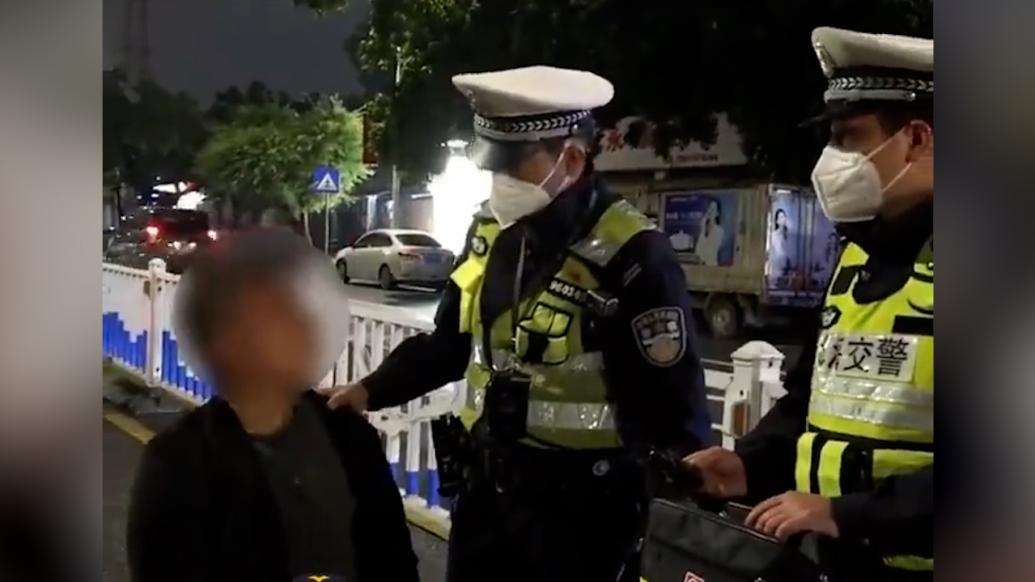 男子二次酒駕被查,下跪求情稱不想影響兒女讀書