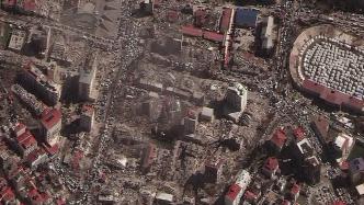 土耳其遭遇严重地震，卫星图像显示街道满目疮痍