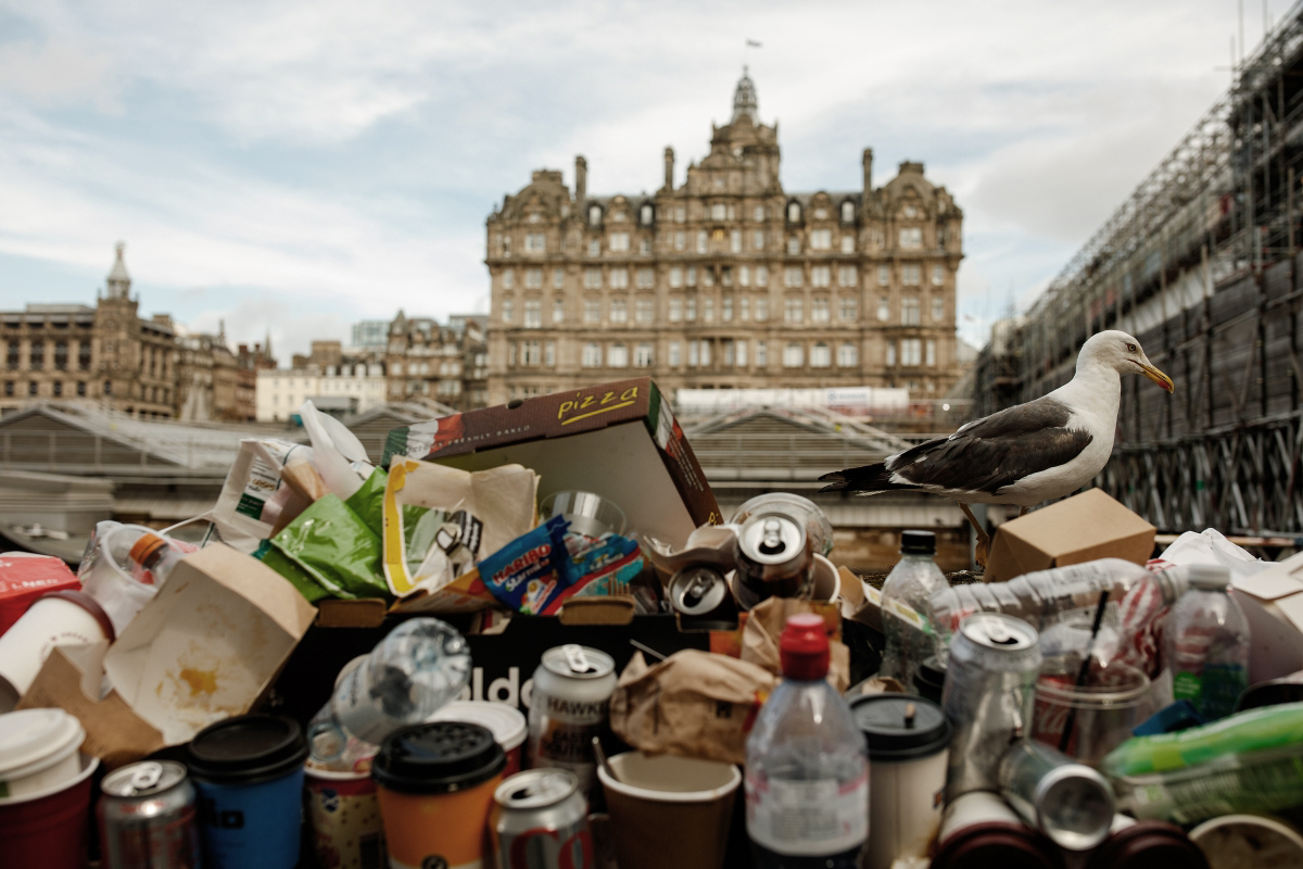 当地时间2022年8月25日，英国爱丁堡，议会工作人员继续罢工，街道上堆满了垃圾。