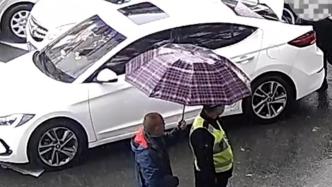 路口发生交通拥堵，群众为雨中交警撑伞