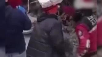 惊险一幕，土耳其地震救援人员从坍塌现场死里逃生