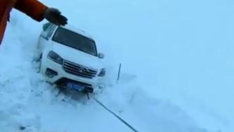 西藏移民警察成功解救暴雪中被困人员