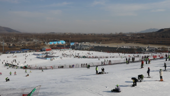 河北保定滑雪场热闹非凡，众多市民前来“打卡”