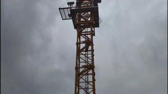 塔吊工人晕倒在80米高空，医护协同消防爬塔紧急救援