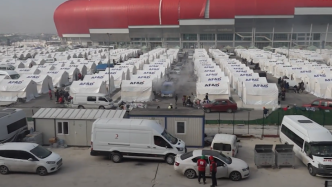 土耳其体育馆搭建帐篷村，安置地震灾民