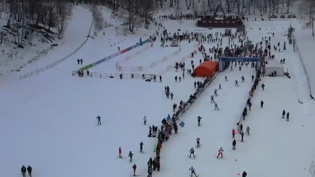 万名运动员参加全俄大众滑雪赛