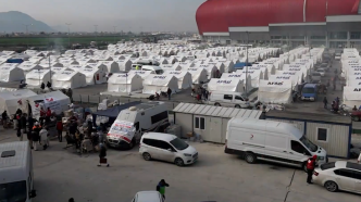 为安置房屋被毁的地震灾民，土耳其体育馆搭建帐篷村