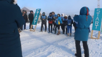 “地球寒极”举行马拉松比赛，百余人参加