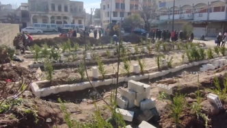 叙利亚民众在临时墓地埋葬地震遇难者